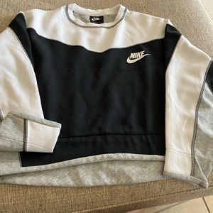 Nike sweater size medium